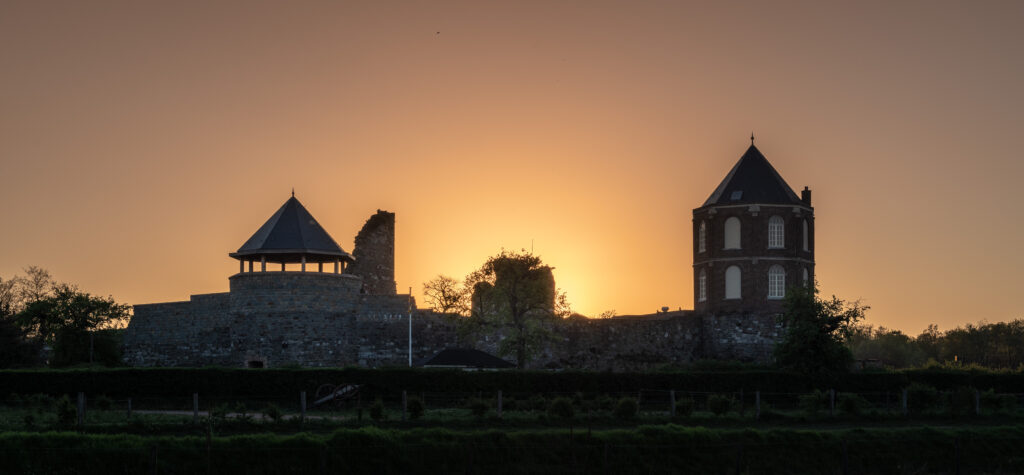 Kasteel Monfort zonsondergang